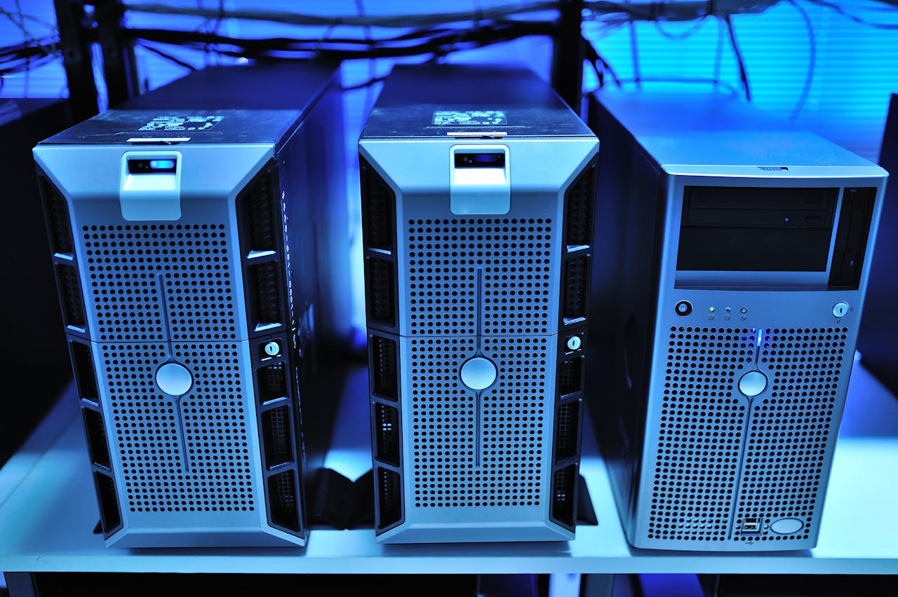 Moderne Server-Hardware im Büro-Serverraum
