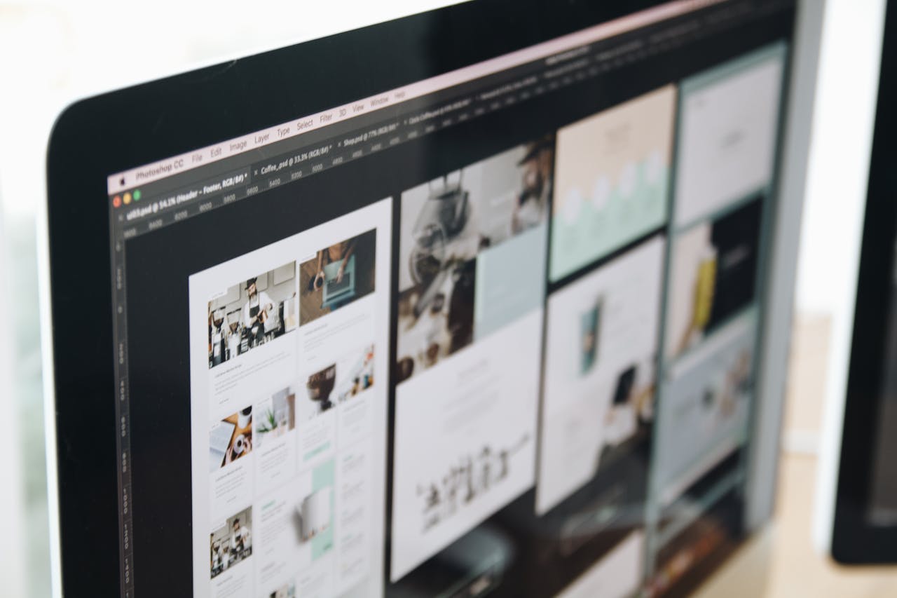Moderne Webdesign-Mockups auf einem Bildschirm